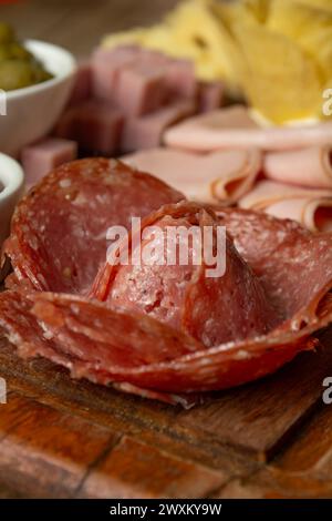 Un piatto di carni assortite, sottaceti e formaggi Foto Stock