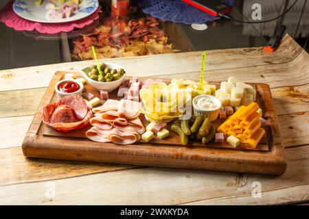Piatto con affettati assortiti, formaggi e fagioli Foto Stock