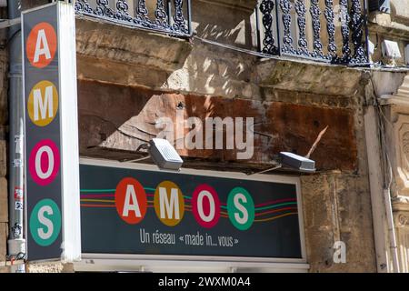 Bordeaux , Francia - 03 12 2024 : testo segno AMOS Emmaus e logo marchio abbigliamento boutique movimento solidarietà Foto Stock