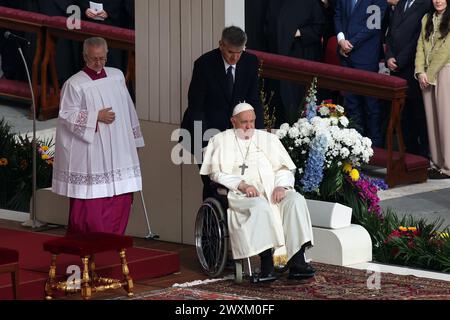 Città del Vaticano, Italia 31.03.2024: Il Papa arriva in piazza in sedia a rotelle, Papa Francesco presiede il rito della messa pasquale nel cimitero Foto Stock