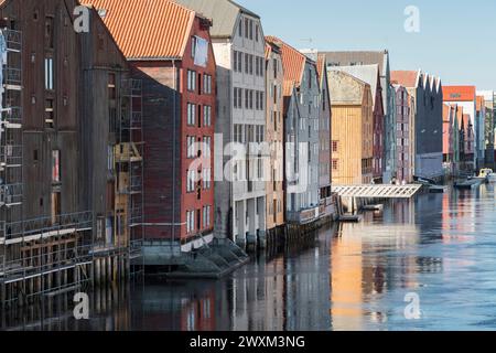 Maison colorée au bord de l'eau en Norvège Foto Stock