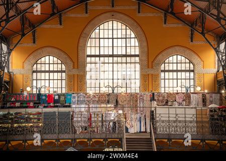 03.10.24. Budapest, Ungheria. Il Great Market Hall o il Central Market Hall, un edificio storico che ospita il più antico e grande mercato coperto di Bu Foto Stock