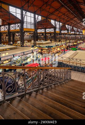 03.10.24. Budapest, Ungheria. Il Great Market Hall o il Central Market Hall, un edificio storico che ospita il più antico e grande mercato coperto di Bu Foto Stock