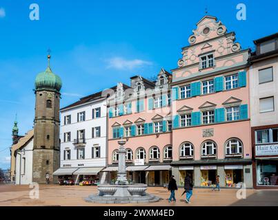 Bregenz, Austria - 15 marzo 2024: La storica piazza Rathaus del centro storico di Bregenz. È la capitale della regione austriaca del Vorarlberg Foto Stock