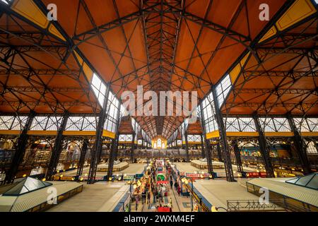 03.10.24. Budapest, Ungheria. Il Great Market Hall o il Central Market Hall, un edificio storico che ospita il più antico e grande mercato coperto di Bu Foto Stock