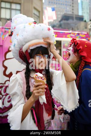 New York, Stati Uniti. 31 marzo 2024. Le persone prendono parte alla Easter Parade and Bonnet Festival a New York, negli Stati Uniti, il 31 marzo 2024. Crediti: Li Rui/Xinhua/Alamy Live News Foto Stock