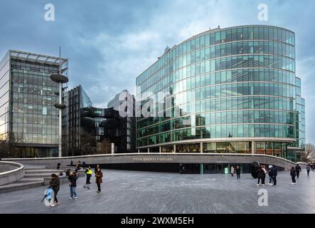 Londra, Regno Unito - 26 febbraio 2024: More London Riverside è uno spazio per uffici situato accanto al Tower Bridge. Foto Stock