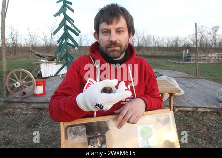 REGIONE DI DNIPROPETROVSK, UCRAINA - 30 MARZO 2024 - i pipistrelli del Libro Rosso salvati durante l'inverno a Dnipro e la regione sono stati rilasciati nel loro habitat naturale a Zelenyi hai, il Centro ucraino di riabilitazione dei pipipistrelli ha mantenuto questa tradizione per 12 anni di seguito, regione di Dnipropetrovsk, Ucraina orientale. Foto Stock