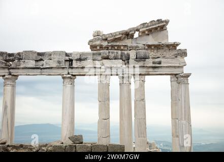 Vista dal Tempio di Traiano nell'antica città di Pergamo, Turchia. Foto Stock