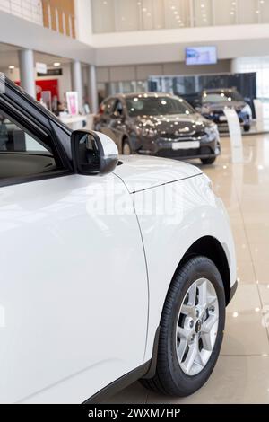 Russia, Izhevsk - 17 febbraio 2022: Showroom KIA. Nuove auto moderne nello showroom KIA. Famoso marchio mondiale. Veicoli prestigiosi. Foto Stock