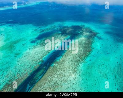 Una vista aerea dello splendido oceano con acque turchesi e bluastro Foto Stock