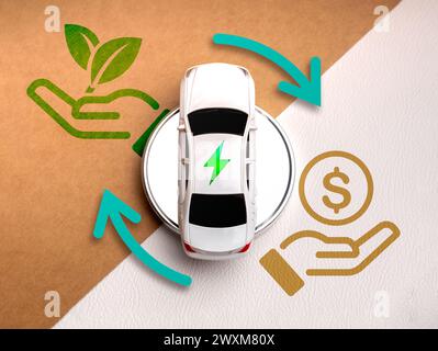 Auto EV, veicolo elettrico a energia, sviluppo sostenibile, concetti di risparmio energetico e sui costi. Icona di carica della batteria elettrica sull'auto bianca con freccia del ciclo Foto Stock