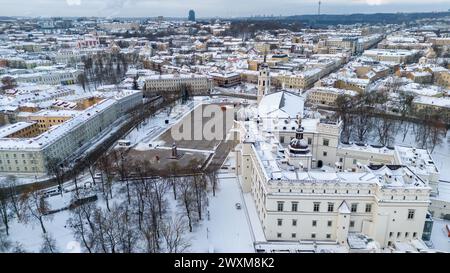 Fotografia con drone di trattore che pulisce la neve dalla piazza pubblica durante il giorno nuvoloso d'inverno Foto Stock