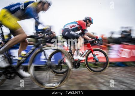 Kluisbergen, Belgio. 31 marzo 2024. Il belga Cedric Beullens di lotto Dstny nella foto al Paterberg durante la gara maschile della 'Ronde van Vlaanderen/ Tour des Flandres/ Tour of Flanders' un giorno di ciclismo, 270 km da Anversa a Oudenaarde, domenica 31 marzo 2024. BELGA PHOTO TOM GOYVAERTS credito: Belga News Agency/Alamy Live News Foto Stock