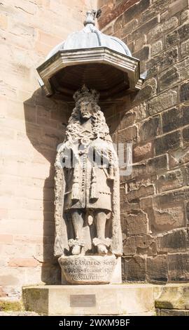 Statua del re Carlo II fuori dalla cattedrale di Lichfield, Staffordshire, Inghilterra, Regno Unito Foto Stock