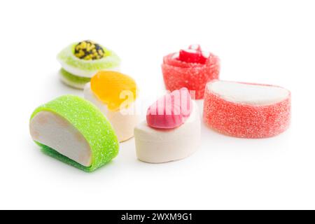Dolci caramelle sushi isolate su sfondo bianco. Foto Stock