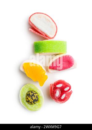 Dolci caramelle sushi isolate su sfondo bianco. Foto Stock