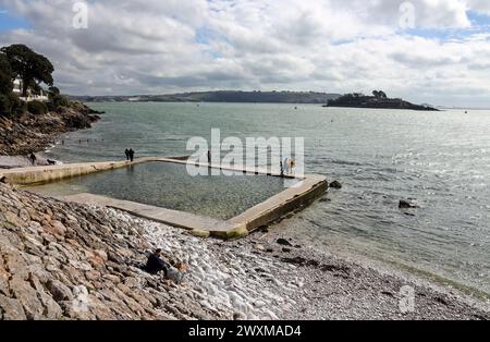 La piscina del mare di Devil’s Point a Plymouth. Marzo 2024. Anche Firestone Bay e Drakes Island sono presenti. Parco marino nazionale di Plymouth Sound. Foto Stock