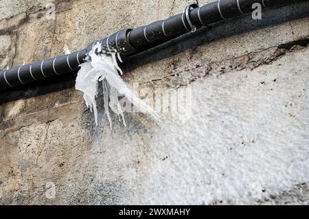 Acqua ghiacciata dopo lo scoppio di un tubo in inverno. Foto Stock