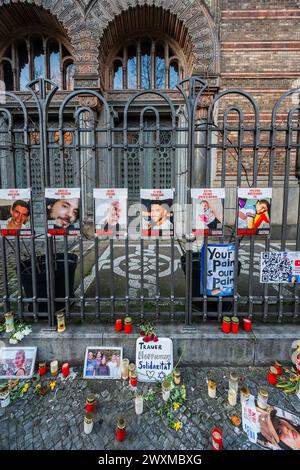 Berlino, Germania. 31 marzo 2024. Un memoriale temporaneo "Bring Them Home" per coloro che sono stati rapiti, rapiti e ostaggi tenuti a Gaza presso la Sinagoga Neu - è la sinagoga restaurata degli anni '1800 con una cupola dorata simbolo, che ospita una mostra sulla sua storia straziante. Crediti: Guy Bell/Alamy Live News Foto Stock