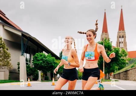 Due corridori felici alla Governor's Cup Race con la cattedrale sullo sfondo Foto Stock