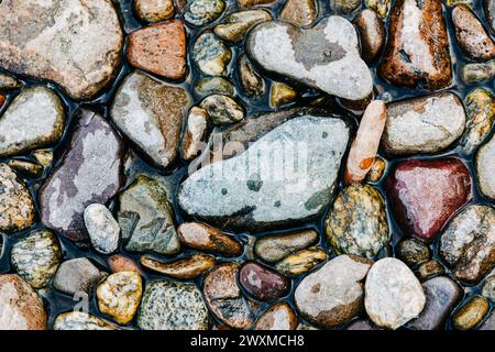 Rocce del fiume parzialmente bagnate in acqua Foto Stock