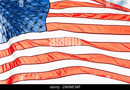 Bandiera americana retroilluminata che soffia nel vento Foto Stock