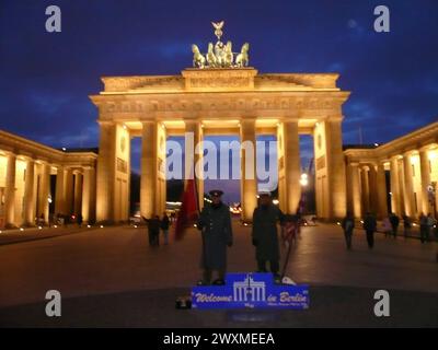 Blick auf das Brandenburger Tor bei Nacht mit Besuchern Pariser Platz bei Nacht **** Vista della porta di Brandeburgo di notte con i visitatori di Pariser Platz di notte Foto Stock