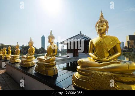 Tempio buddista sul lago nel centro di Colombo. Tempio Seema Malaka nello Sri Lanka. Foto Stock