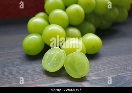 Succulente polpa di moscato maturo, isolata su un tavolo di legno Foto Stock