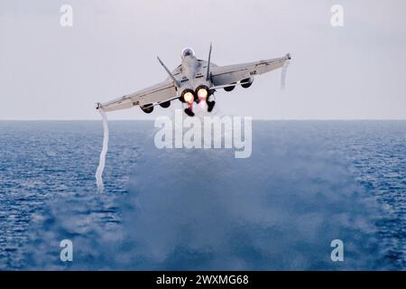 SOUTH CHINA SEA (30 marzo 2024) un F/A-18F Super Hornet, attaccato ai "Black Knights" dello Strike Fighter Squadron (VFA) 154, viene lanciato Foto Stock