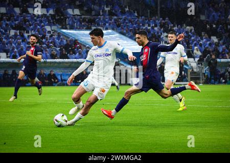 Marsiglia, Francia. 31 marzo 2024. Achraf Hakimi (fronte R) del Paris Saint-Germain difende Leonardo Balerdi (fronte L) dell'Olympique Marseille durante la partita di calcio di Lega 1 francese tra Olympique Marseille e Paris Saint-Germain (PSG) a Marsiglia, Francia, 31 marzo 2024. Crediti: Clement Mahoudeau/Xinhua/Alamy Live News Foto Stock