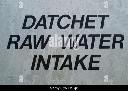 Datchet, Berkshire, Regno Unito. 1 aprile 2024. La presa d'acqua non depurata del Tamigi a Datchet, Berkshire. Il futuro di Thames Water è sconosciuto in quanto gli azionisti si sono rifiutati di iniettare ulteriori fondi nella società. È possibile che l'azienda venga sottoposta a un'amministrazione speciale o rinazionalizzata. Crediti: Maureen McLean/Alamy Live News Foto Stock