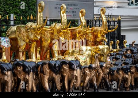 Bangkok, Thailandia. 30 marzo 2024. Elefanti in ceramica che sono stati acquistati da thailandesi e turisti come offerta vista al Santuario di Erawan, nel centro di Bangkok. Il Santuario di Erawan, dedicato al dio Brahma, è un luogo venerato dove i visitatori dalla Thailandia e da tutto il mondo offrono incenso, ghirlande, frutta e statue di elefanti, sperando che i loro desideri si avverino. Inoltre, il santuario contribuisce a cause caritative, fornendo sostegno agli ospedali e alle organizzazioni in tutta la Thailandia. Credito: SOPA Images Limited/Alamy Live News Foto Stock