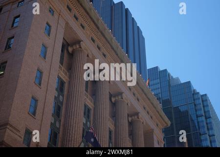 State Savings Bank Building terracotta e granito rosa colonne ioniche e facciata - edifici storici al 48 Martin Place nel CBD di Sydney Foto Stock