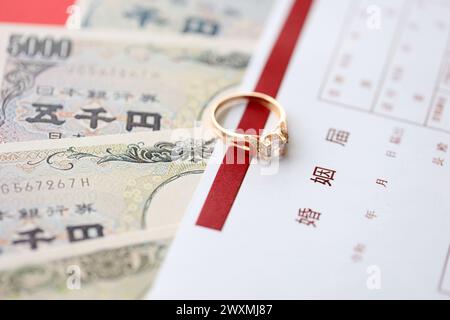 Documento in bianco per la registrazione del matrimonio giapponese sul tavolo da vicino Foto Stock