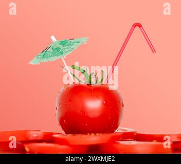 Spiaggia tropicale con frutta di pomodoro, paglia e ombrellone. Colazione creativa minimale con cibo sano Foto Stock