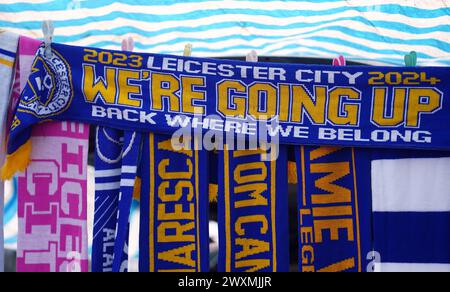 Sciarpe Leicester City in vendita, inclusa una stagione 2023/2024 che stiamo salendo, al punto in cui apparteniamo, prima della partita del campionato Sky Bet al King Power Stadium di Leicester. Data foto: Lunedì 1 aprile 2024. Foto Stock