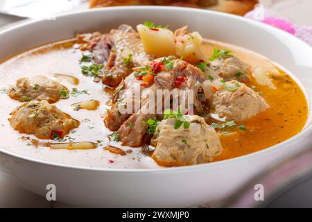 "Ciorba de perisoare" - zuppa tradizionale rumena con polpette e carne di pollo Foto Stock