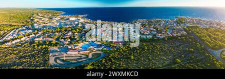Vista aerea del porto, delle abitazioni e della spiaggia di Cala en Bosc sull'isola spagnola di Minorca. Foto Stock
