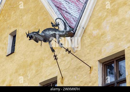 KAMENETS-PODOLSKY, UCRAINA - 26 APRILE 2023: Si tratta di una grondaia, decorata con un drago magistralmente eseguito, su una vecchia casa del XVII secolo. Foto Stock