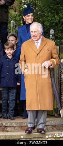 L'immagine datata 25 dicembre 2023 mostra re Carlo e la principessa di Galles alla messa della chiesa di Natale a Sandringham, l'ultima volta che sono Foto Stock