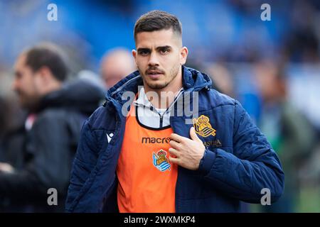 Andre Silva del Real Sociedad guarda durante la partita LaLiga EA Sports tra il Deportivo Alaves e il Real Sociedad allo stadio Mendizorrotza il 3 marzo Foto Stock