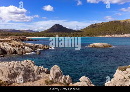 Vista della costa dalla splendida località di Cala Agulla, Mallorca, Isole Baleari, Spagna Foto Stock