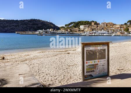 Cartello Platja de Soller sulla spiaggia di Port de Soller a Maiorca, Spagna Foto Stock