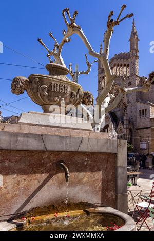 Fontana e Chiesa di Sant Bartomeu in Plaza de la Constitucion, Maiorca, Spagna. Foto Stock