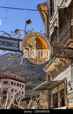 Cartello Centre Comercial sopra Carrer de sa Lluna, una famosa via dello shopping a Soller, Maiorca, Spagna Foto Stock