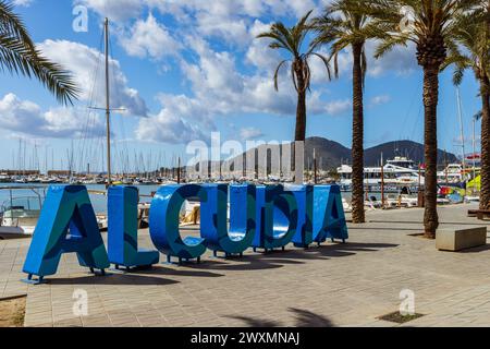 Cartello blu Alcudia a Port de Alcudia, Mallorca, Spagna Foto Stock