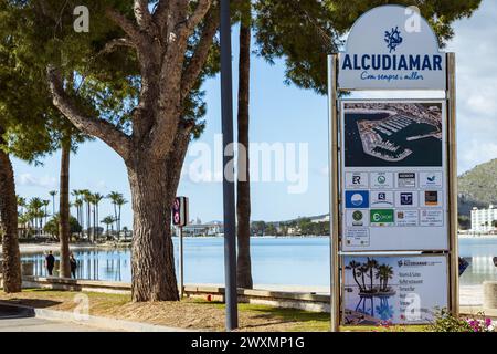 Cartello informativo Alcudiamar a Port de Alcudia, Mallorca, Spagna Foto Stock