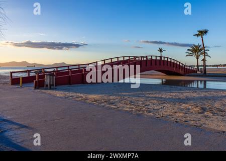 Passerella pedonale rossa sulla spiaggia di Alcudia, isola di Maiorca, Spagna Foto Stock